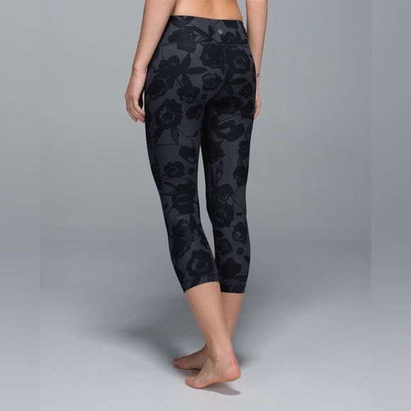 lululemon athletica Pants - Lululemon Wunder Under Crop II *Full-On Luxtreme - Size 2